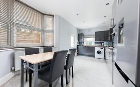 Cozy 4 Bedroom Home In Hackney, London